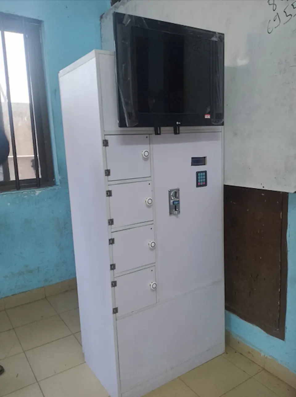 Borne de recharge solaire & diffusion publicitaire